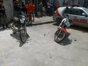 Dupla rouba motocicleta e troca de tiros com a polícia, em Porto Calvo