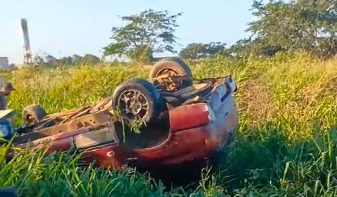 Carro colide contra ponto de ônibus na AL-115 em Arapiraca após falha nos freios