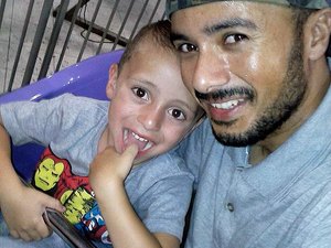 Pai se enrola em colchonete com filho, provoca incêndio e os dois morrem