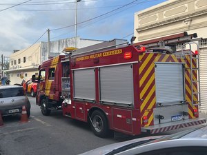 Incêndio atinge contador de energia de estabelecimento comercial no Centro de Maceió