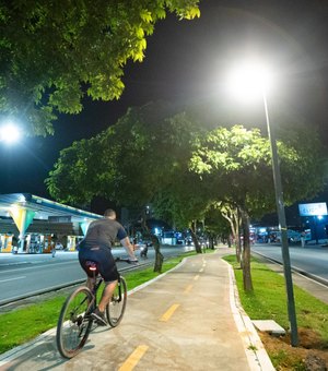 Instalação de postes é concluída nas ciclovias da Fernandes Lima e Durval de Góes Monteiro