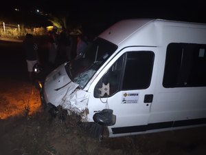 Acidente envolvendo van que transportava trabalhadores da MVV deixa um motociclista morto