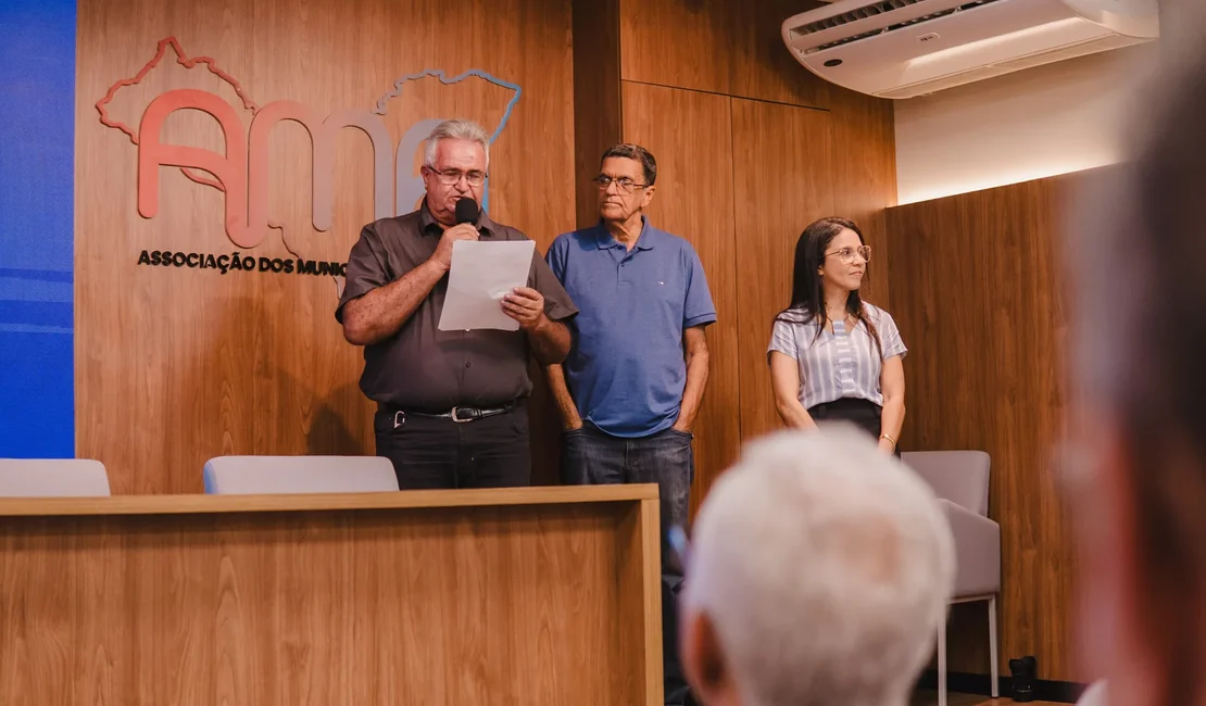Funasa apresenta editais de saneamento a prefeitos alagoanos em reunião na AMA