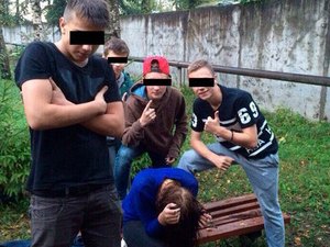 Jovens divulgam imagem após estupro coletivo