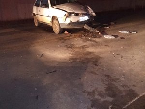 [Vídeo] Acidente envolvendo carro e moto deixa homem ferido, em Arapiraca
