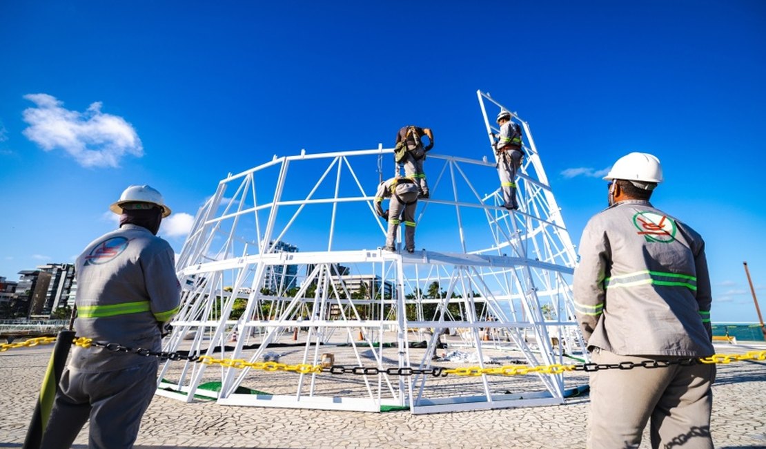 [Vídeo] Árvore de Natal de 34 metros começa a ser montada no Marco dos Corais em Maceió
