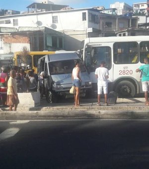 Acidente entre ônibus e van deixa 13 feridos em Salvador