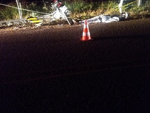 Motociclista perde controle, colide em poste de energia e morre 