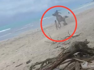 [Vídeo] Criança de seis anos é atropelada por cavalo em praia de Maceió