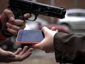 Suspeito invade loja em Arapiraca e rouba quatro celulares 