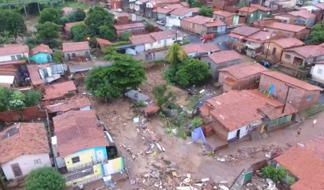 Fortes chuvas em Teresina deixam dois mortos e dezenas de casas destruídas