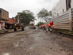 Prefeitura inicia mutirão de limpeza em galerias, tapa-buraco e recapeamento no Dique Estrada
