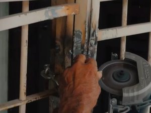 [Vídeo] Homem é preso após soldar porta da casa da ex durante briga por imóvel em Maceió