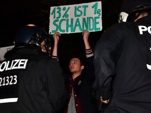 Aos gritos de 'fora nazistas', alemães protestam em frente ao evento da extrema-direita