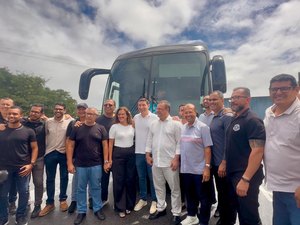 Luciano Barbosa entrega novo ônibus para o ASA e anuncia obras no Zélia Barbosa Rocha