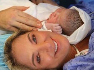 Ticiane Pinheiro dà à luz Manu, filha com César Tralli