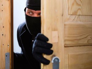 Criminosos amordaçam vítima e roubam aparelhos eletrônicos após invadir residência em Estrela de Alagoas