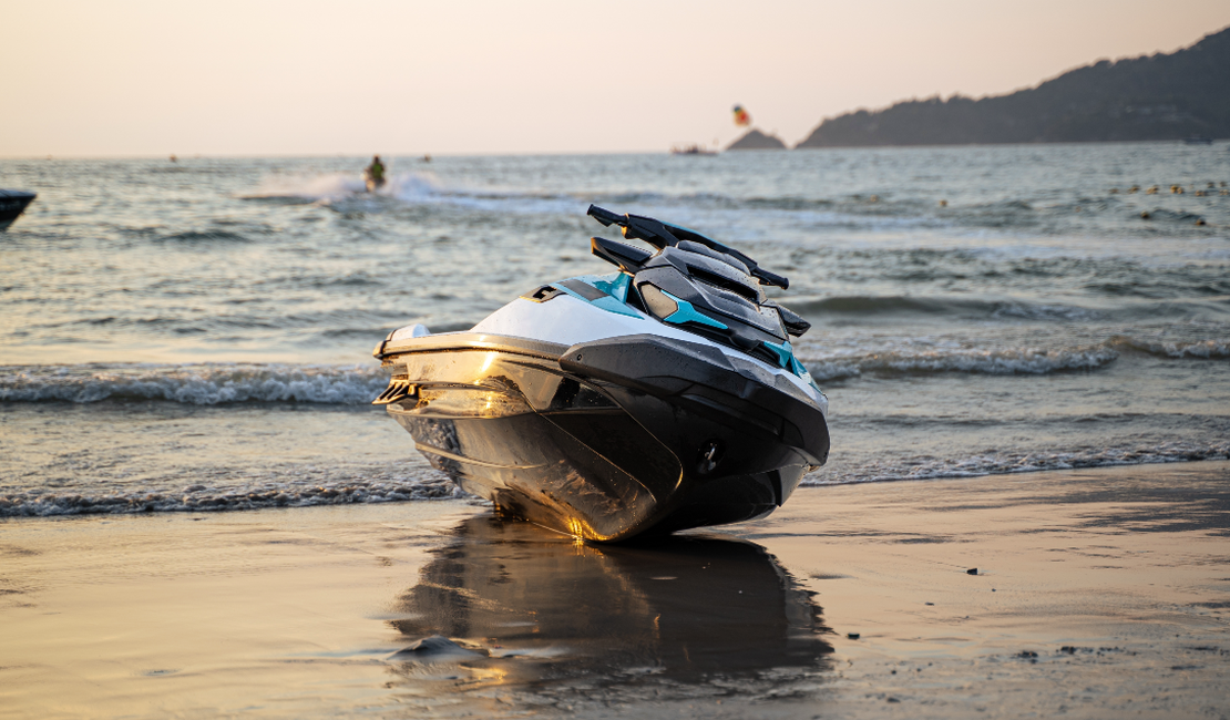 Trabalhadores protestam contra proibição de passeios de jet skis em Maragogi