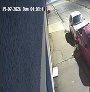 [Vídeo] Imagens mostram homem furtando peças de carro no Farol, em Maceió
