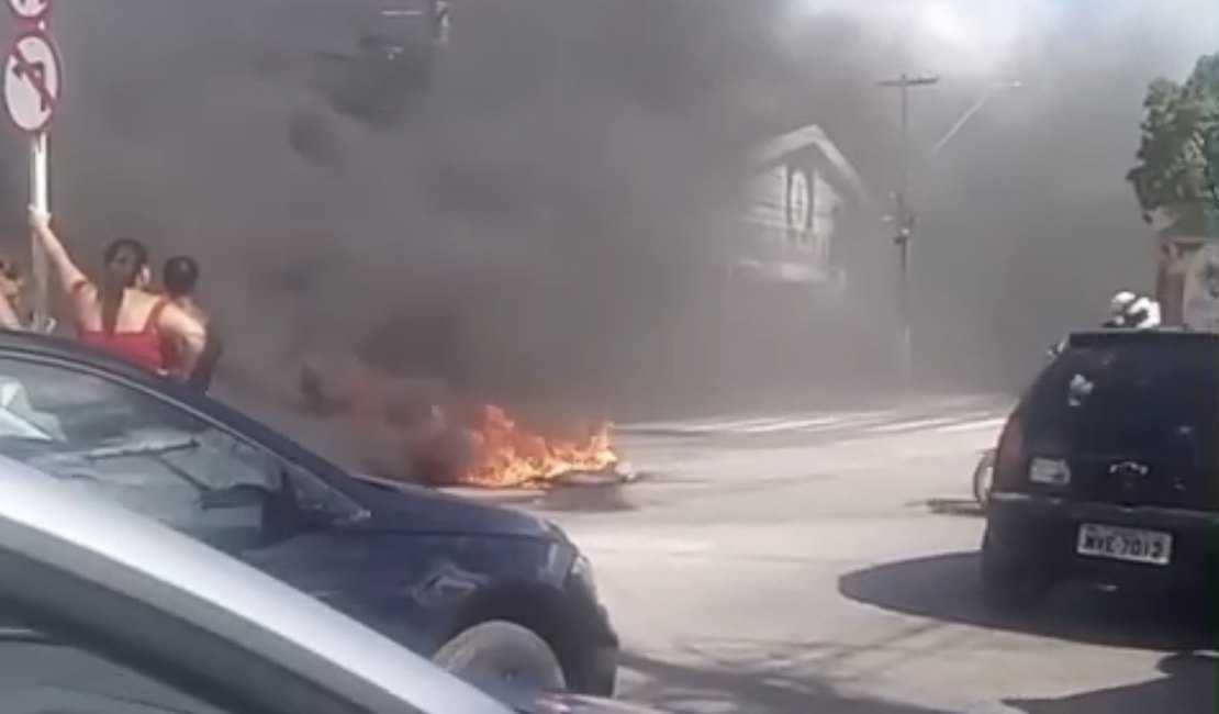 Protesto interdita avenida no Benedito Bentes e provoca trânsito na região