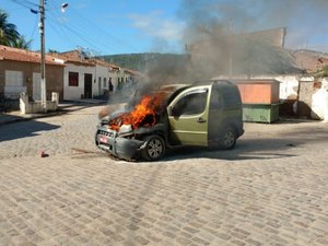 Susto: carro pega fogo e fica parcialmente destruído em praça no Agreste