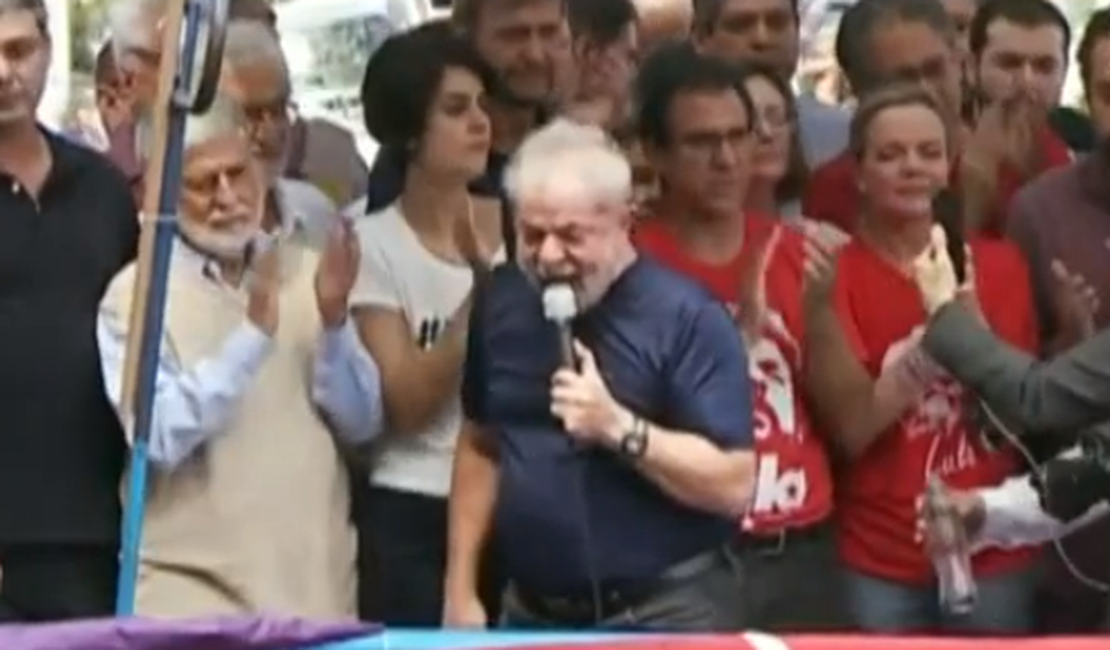 Lula afirma que irá se entregar