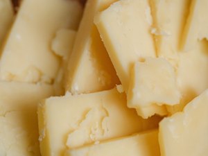 Prefeitura de Maceió notifica cooperativa por suspeita de adulteração de queijo fornecido a escolas municipais