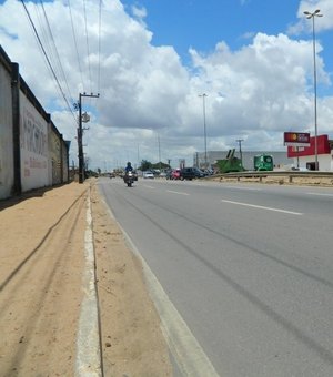 Colisão traseira entre carro e moto deixa trânsito lento em Arapiraca