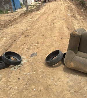 Moradores protestam contra atraso em obra e cobram pavimentação de rua em Arapiraca