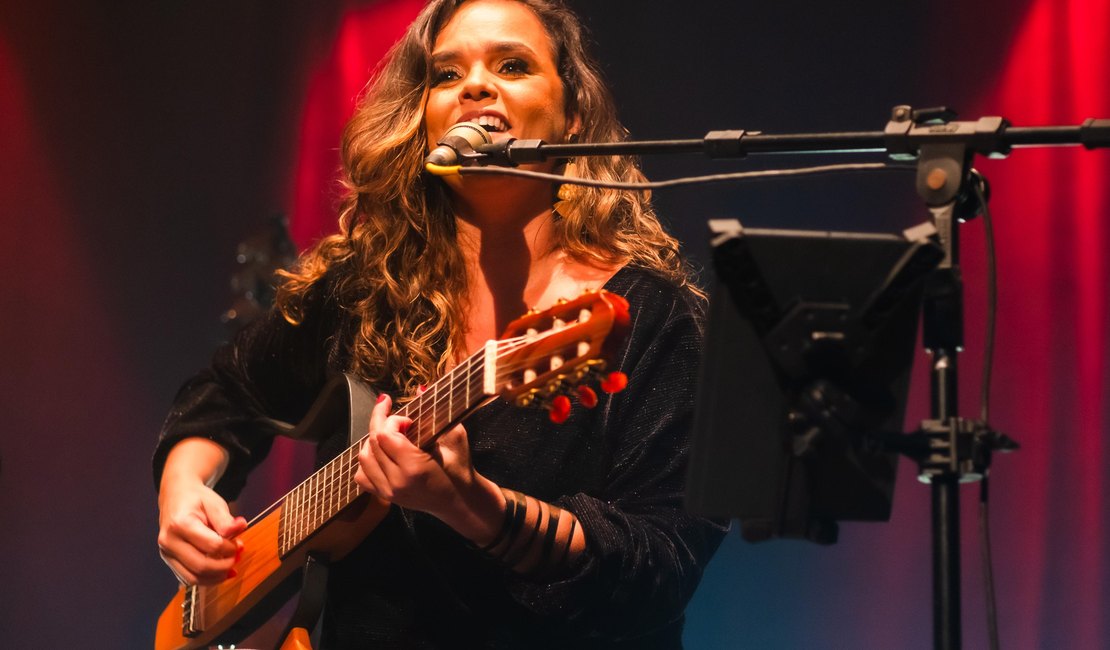 Fernanda Guimarães celebra o amor cantando Djavan em show especial no Theatro Homerinho