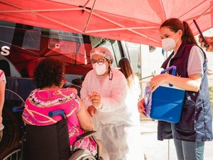 Ônibus da Vacina estaciona no Vale do Reginaldo nesta quinta-feira (15)