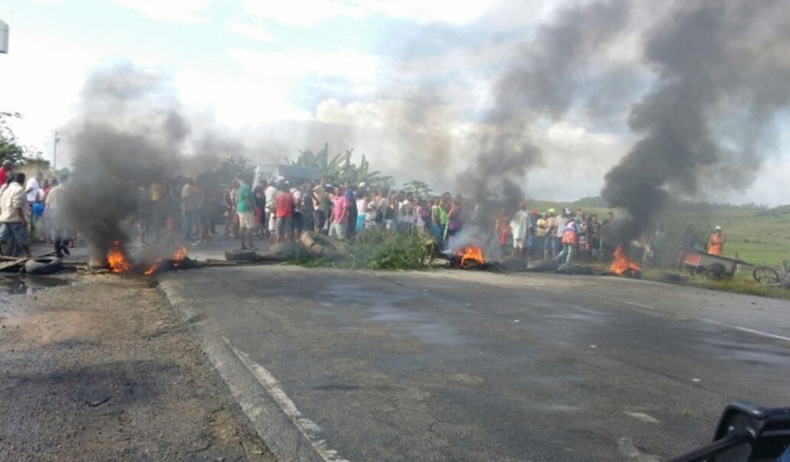 Protesto de moradores interdita BR-104, em Murici