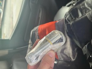 Dupla é presa com granada, drogas e arma em rio na Barra de São Miguel