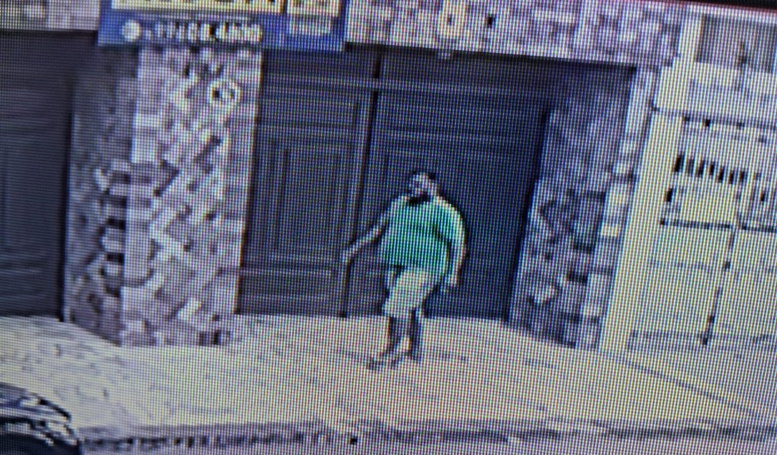 [Vídeo] Homem é flagrado furtando peças de motos em frente à faculdade em Arapiraca