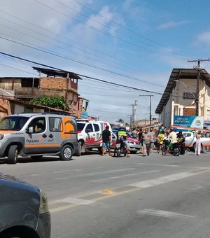 Manifestantes fazem protesto e fecham via na Levada