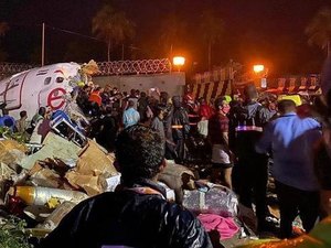 Avião com 190 pessoas a bordo se parte em dois em aeroporto