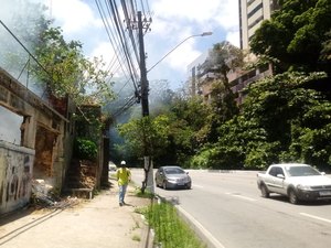 População flagra foco de incêndio na Ladeira Geraldo Melo