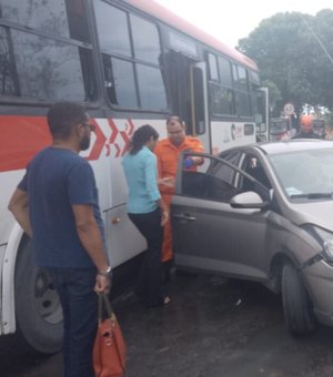 Mulher fica presa às ferragens após carro ser imprensado entre caminhão e ônibus