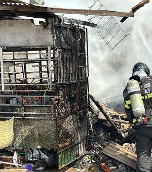 Bombeiros fazem rescaldo em residência que pegou fogo no Jacintinho