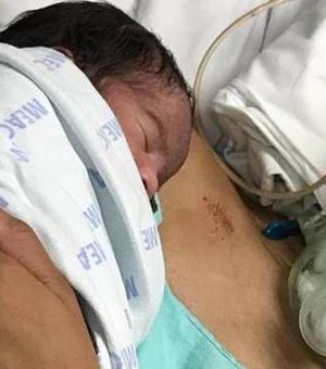 Mãe sai do coma após 23 dias ao sentir filho sobre o peito