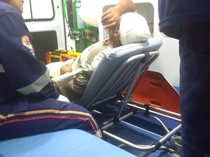 [Vídeo] Cliente de bar leva garrafada na cabeça por causa de nota de R$ 5 rasgada