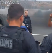 Protesto por falta de água bloqueia trecho da AL-220, em Jacaré dos Homens