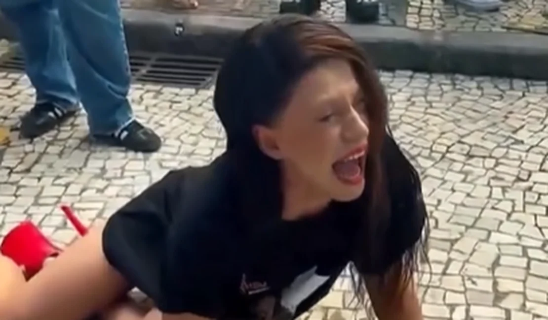 Fã se ajoelha e chora em frente ao Copacabana Palace à espera de Lady Gaga