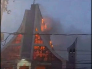Igreja pega fogo após ser atingida por raio na Grande São Paulo