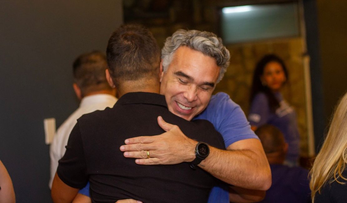 No Dia dos Professores, Rafael Brito celebra aprovação de projeto que garante piso salarial a contratados temporários