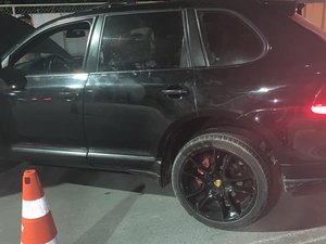 Condutor de Porsche é detido com aves silvestre e PM descobre que carro era roubado