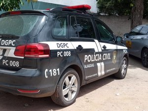 Assaltantes invadem loja em Arapiraca, roubam dinheiro, arma de fogo e uma moto 