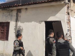 Mulher é resgatada por policiais militares após atear fogo na própria casa em Arapiraca