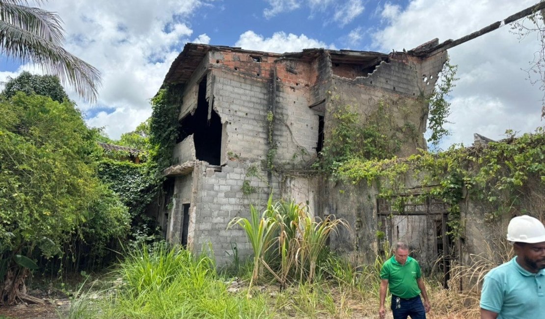 Imóvel abandonado no Clima Bom é demolido por recomendação da Defesa Civil de Maceió