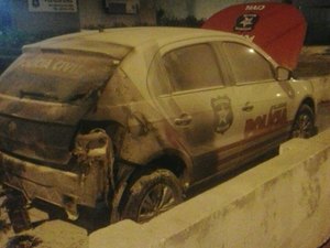 Bandidos ateiam fogo em carro da polícia no 9º Distrito